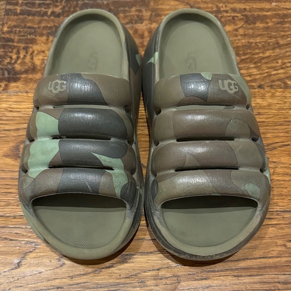 UGG Kids Green and Brown Camo Slippers (size 1) with removable straps - Picture 2 of 10